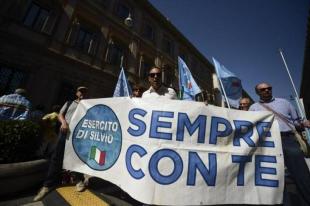 sostenitori pdl in piazza per berlusconi