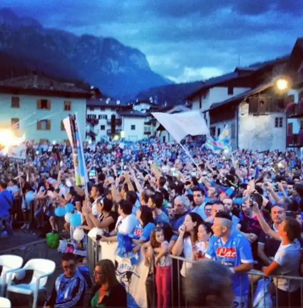 TIFOSI DEL NAPOLI NEL RITIRO DI DIMARO 