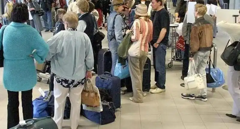 turisti all aeroporto di sharm el sheik 