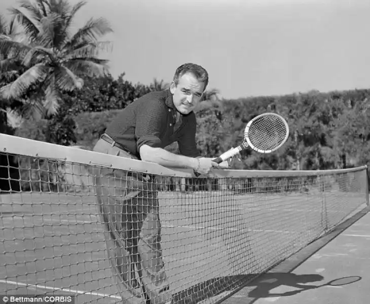 VACANZE DEI VIP IL PRINCIPE RANIERI DI MONACO GIOCA A TENNIS A PALM BEACH NEL DOPO AVER ANNUNCIATO IL SUO MATRIMONIO CON GRACE KELLY 