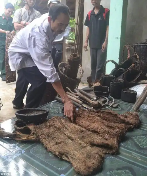 i vestiti dei due rimasti per quarant anni nella foresta vietnamita 