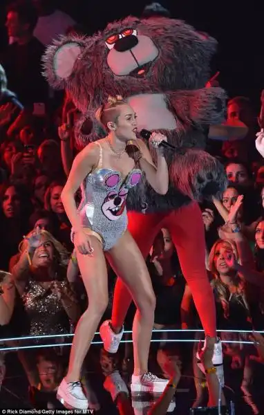 MTV VIDEO MUSIC AWARDS ESIBIZIONE DI MILEY CYRUS 