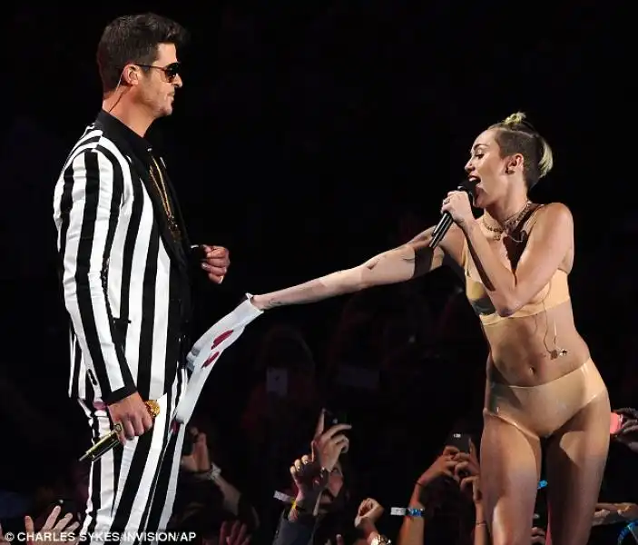 MTV VIDEO MUSIC AWARDS ESIBIZIONE DI MILEY CYRUS E ROBIN THICKE 