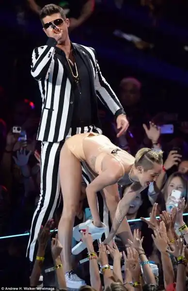 MTV VIDEO MUSIC AWARDS ESIBIZIONE DI MILEY CYRUS E ROBIN THICKE 