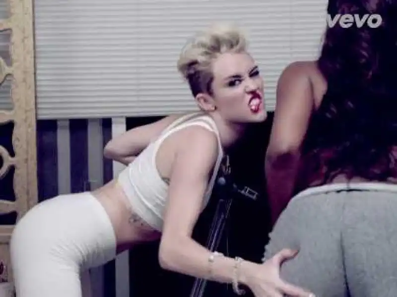 VIDEO SEXY WE CANT STOP MILEY CYRUS 