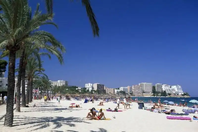 a magaluf si tromba in spiaggia di giorno