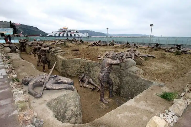 a scene from the world war with real size statues, a eceabat in turchia