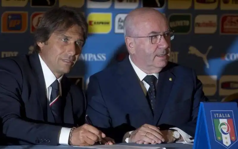 ANTONIO CONTE E CARLO TAVECCHIO - LA FIRMA SUL CONTRATTO  2