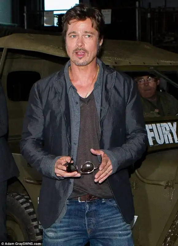 brad pitt con la fede al dito