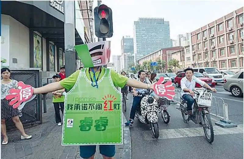 cina punizione per chi passa al semaforo rosso