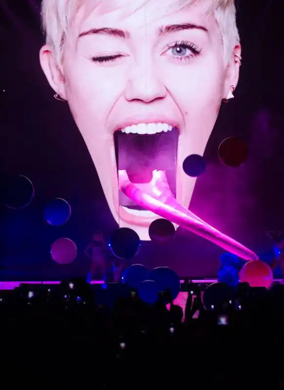 concerto di miley cyrus a long island  11