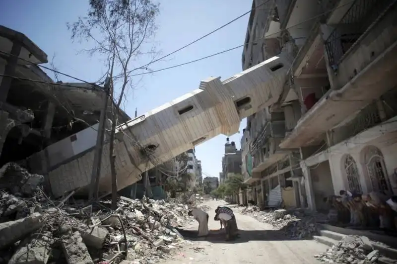 crollo del minareto a gaza