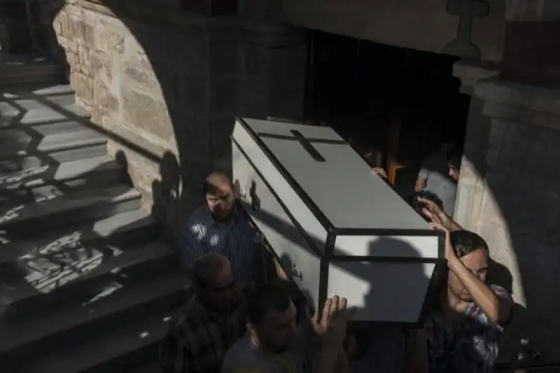 funerale di una donna cristiana uccisa a gaza