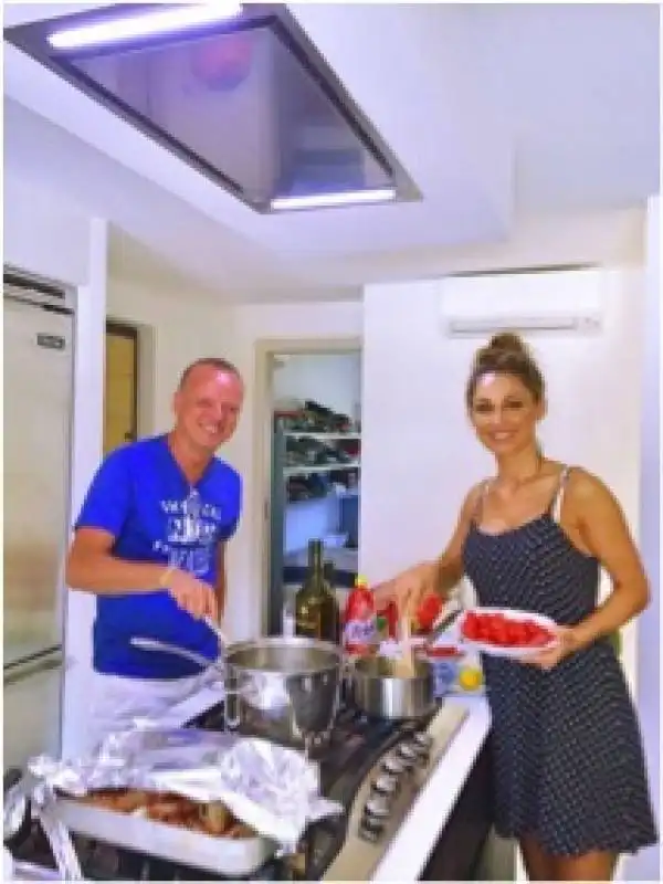 gigi d'alessio e anna tatangelo in cucina 2