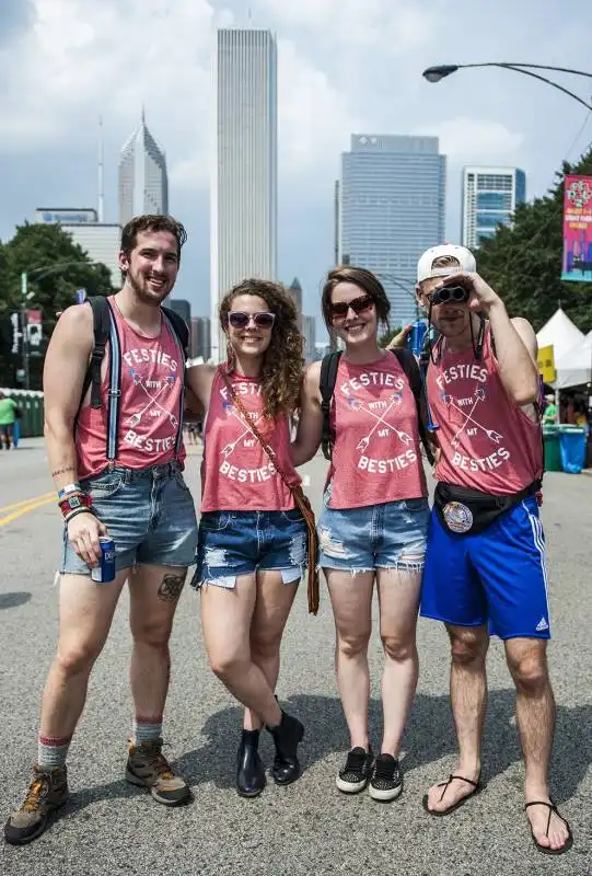 gruppo di amici al lollapalooza