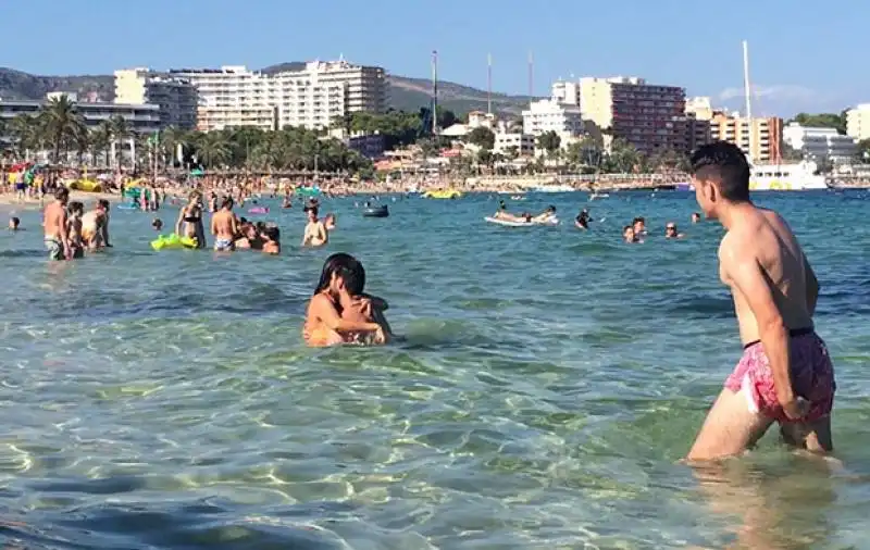 ieri a magaluf una coppia ha fatto sesso in spiaggia davanti ai bambini