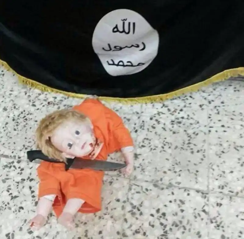 IL BAMBINO DECAPITA LA BAMBOLA COME FOLEY DA TWITTER DI UN GRUPPO VICINO A ISIS 