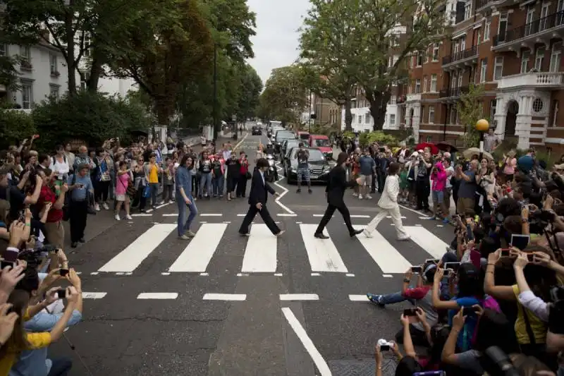 il cast del musical let it be ad abbey road