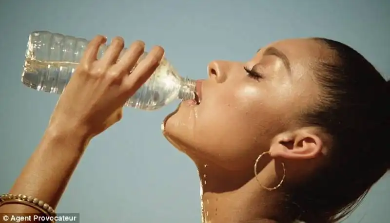 le modelle bevono acqua nel deserto