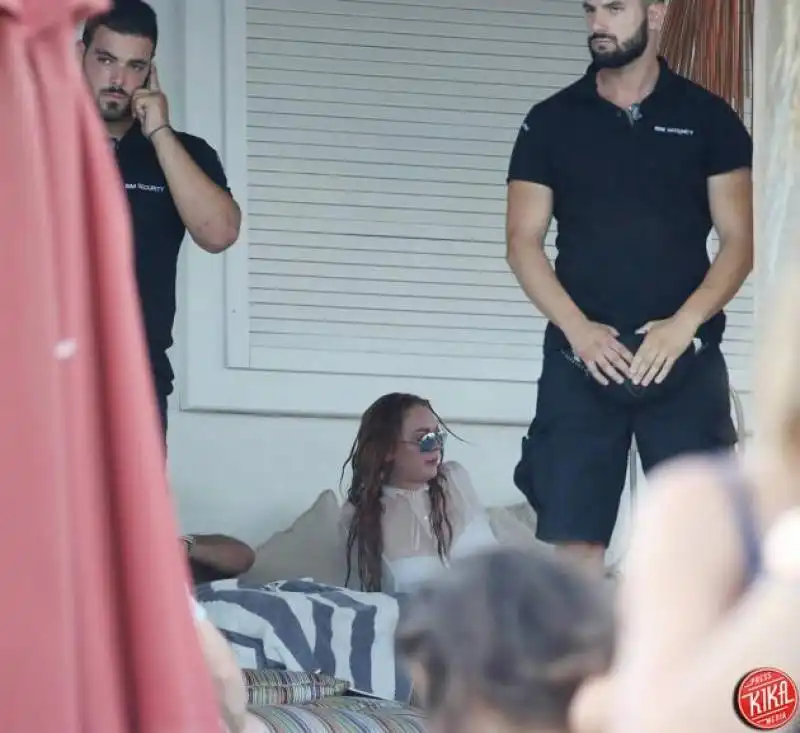 linsay lohan a mykonos con le guardie del corpo