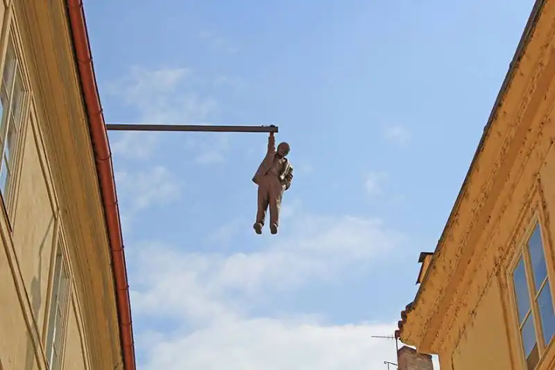 man hanging out, a praga