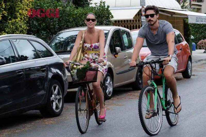 Maria Elena Boschi, in bici a Marina di Pietrasanta con il fratello Pier Francesco 