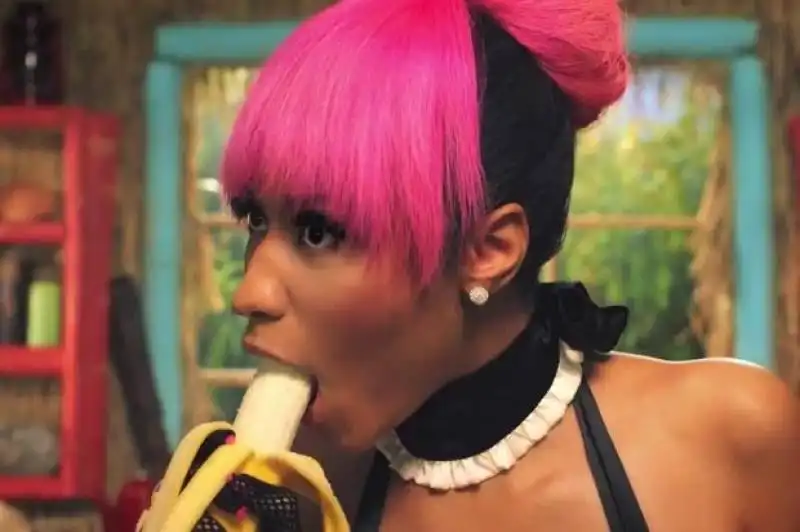 minaj con banana