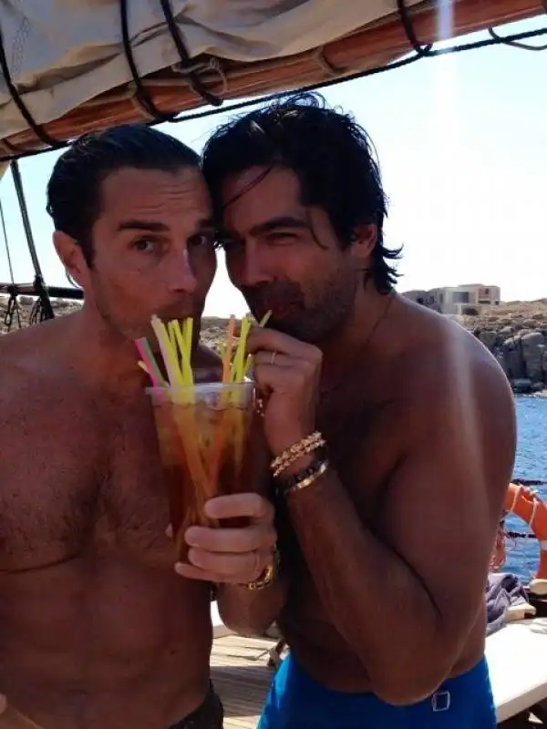 mykonos   brian atwood e un amico