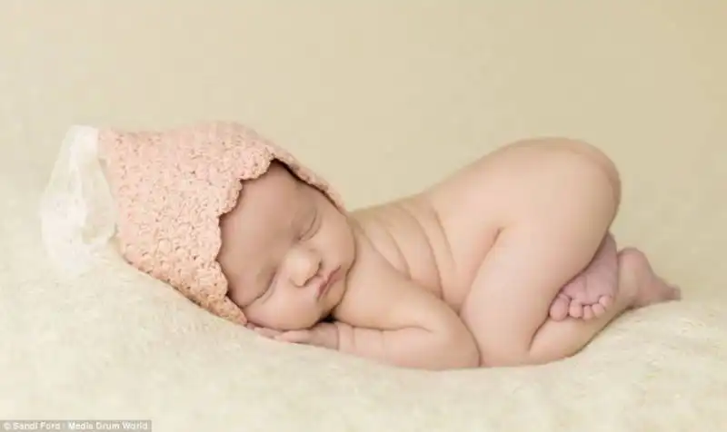 neonata dorme durante il servizio fotografico