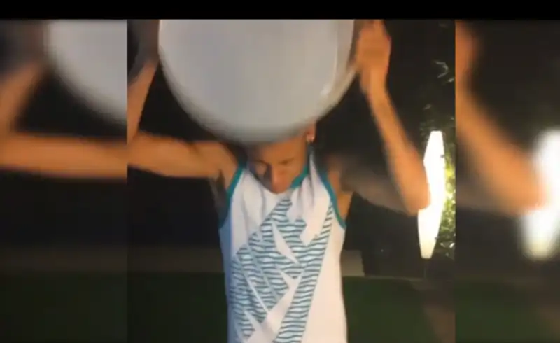 neymar partecipa alla ice bucket challenge