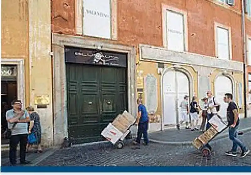 piazza di spagna pedonalizzata   facchini trasportano tutti i carichi a mano