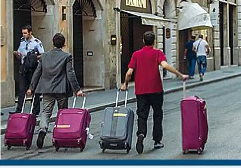 piazza spagna pedonalizzata   turisti trasportano a mano i bagagli