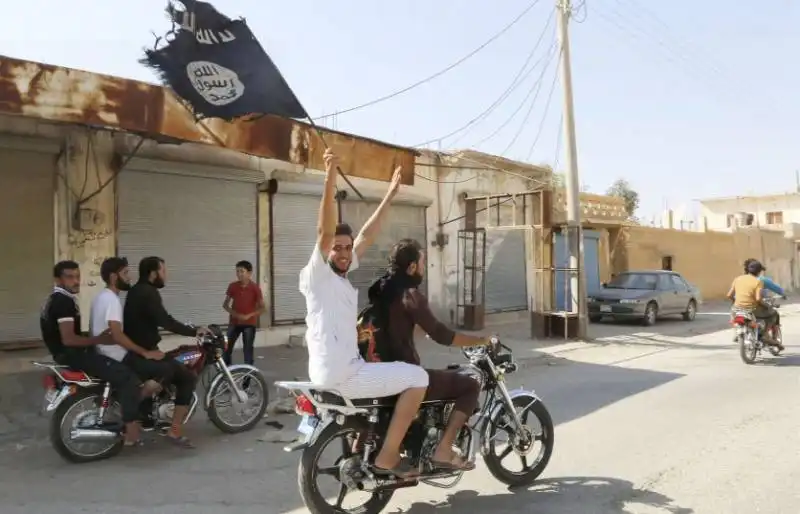 sostenitori di isis festeggiano in siria