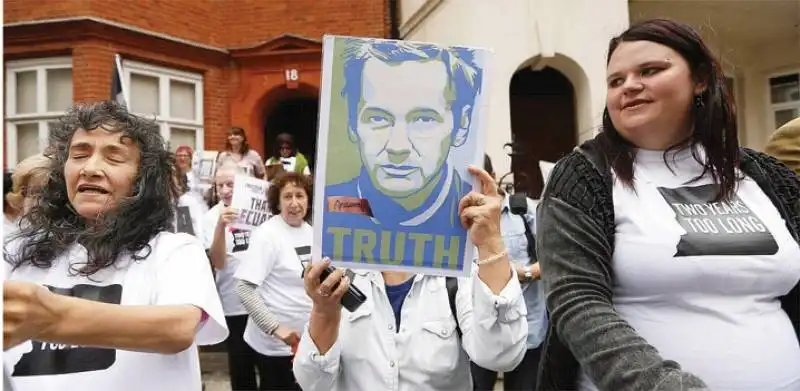 SOSTENITORI DI JULIAN ASSANGE