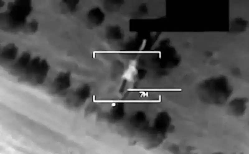 Un fermo immagine di un video diffuso dal Pentagono mostra i primi bombardamenti Usa in Iraq