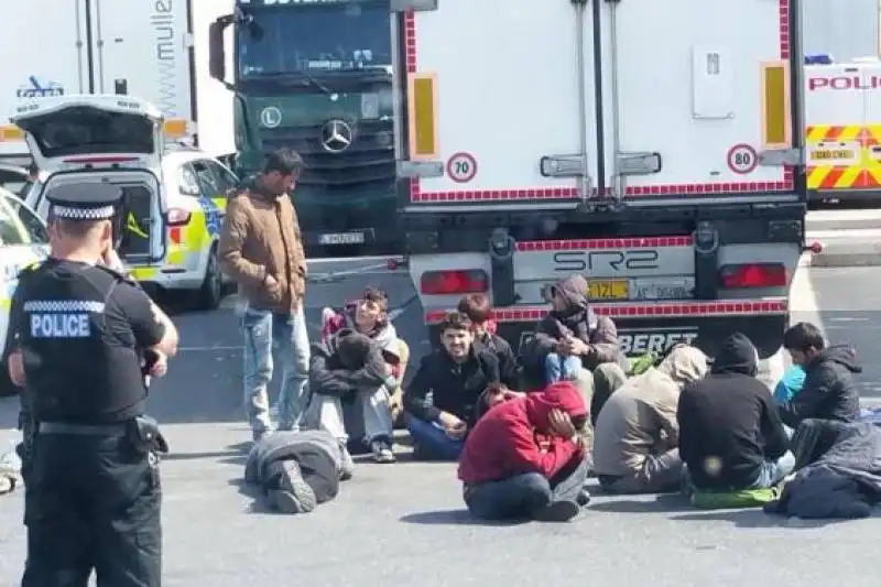 27 migranti in un camion italiano a londra  1