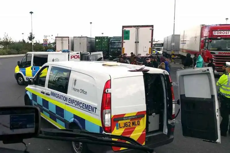 27 migranti in un camion italiano a londra  3