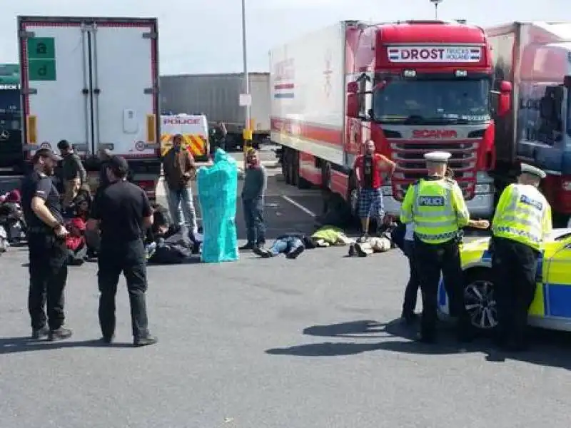 27 migranti in un camion italiano a londra  5