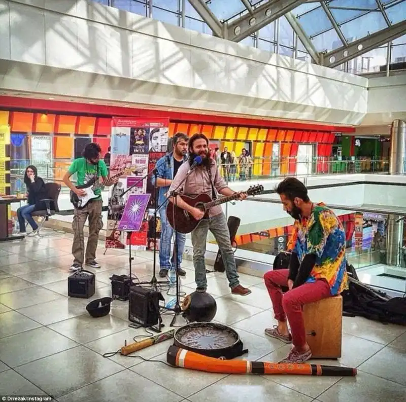 band in un centro commerciale di tehran