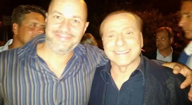 berlusconi foto con i fan allo smaila s di porto rotondo   