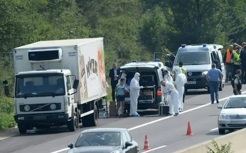 cadaveri di migranti trovati in un camion in austria  3