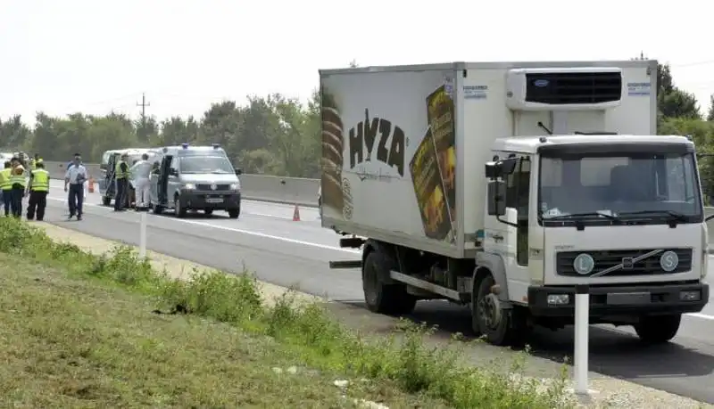 cadaveri di migranti trovati in un camion in austria  7