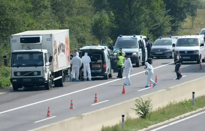 cadaveri di migranti trovati in un camion in austria  8