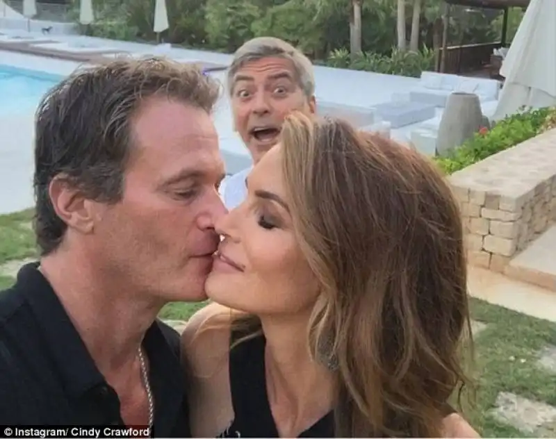 clooney photobombing cindy crawford e il marito