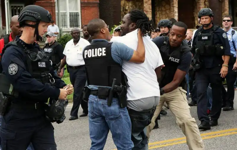 FERGUSON - PROTESTE CONTRO L UCCISIONE DI AFROAMERICANI DA PARTE DELLA POLIZIA