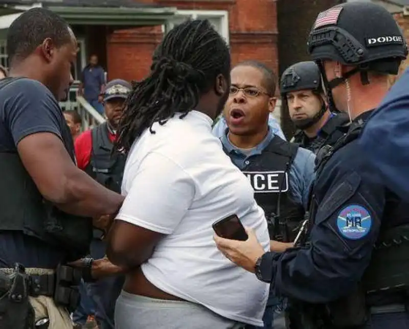 FERGUSON - PROTESTE CONTRO L UCCISIONE DI AFROAMERICANI DA PARTE DELLA POLIZIA