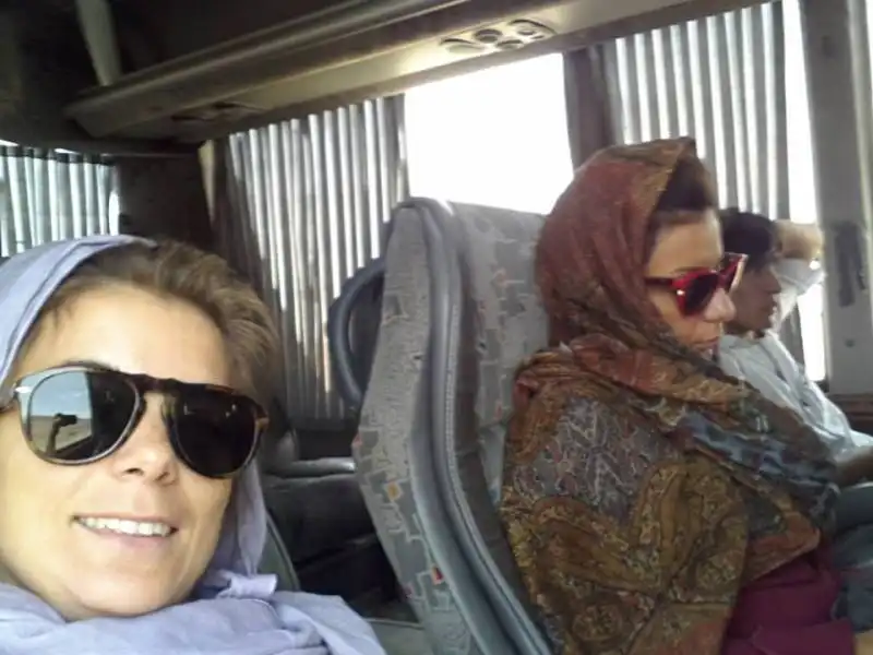 giulia innocenzi e maddalena oliva in iran  2