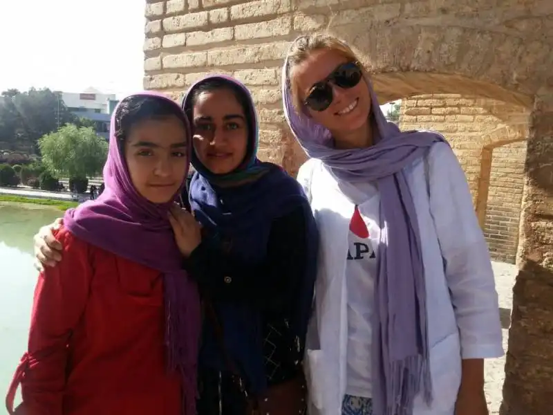 giulia innocenzi e maddalena oliva in iran  3