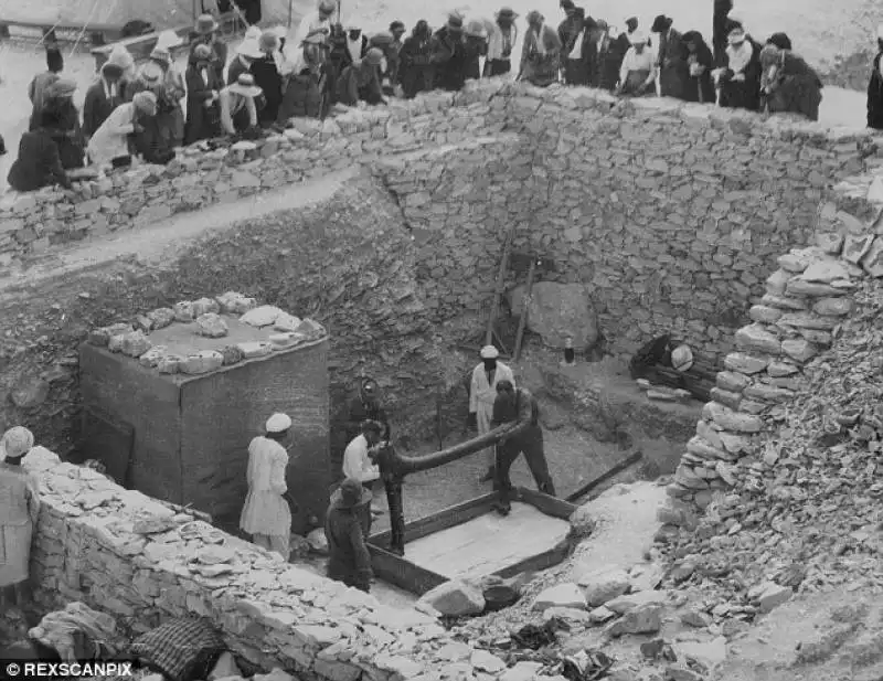 howard carter sulla tomba di tutankhamon   1922