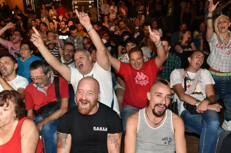 il pubblico canta maledetta primavera